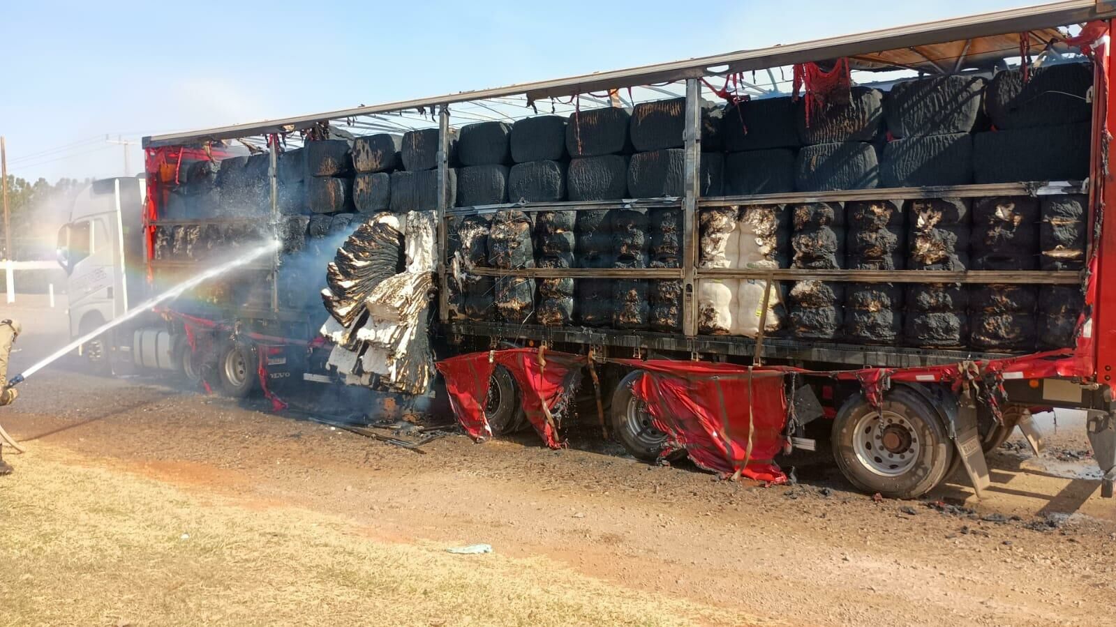 Imagem de compartilhamento para o artigo Incêndio destrói carga de pluma de algodão em carreta na MS-306 em Chapadão do Sul da MS Todo dia